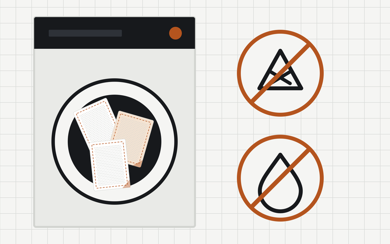 Illustration einer Waschmaschine mit Mikrofasertüchern in der Trommel, daneben zwei durchgestrichene Symbole für Bleichmittel und Weichspüler.
